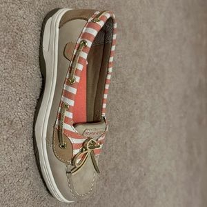 Like new angelfish Sperry's. Worn once!